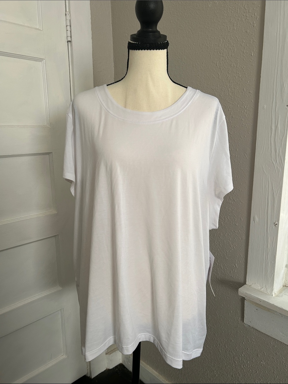 Athleta White Crewneck Short Sleeve Tee